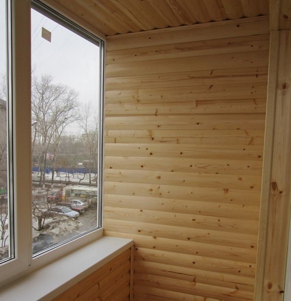 Балкон, обшитый блок-хаусом