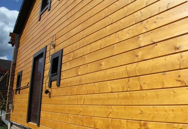 Покрытая лаком имитация бруса