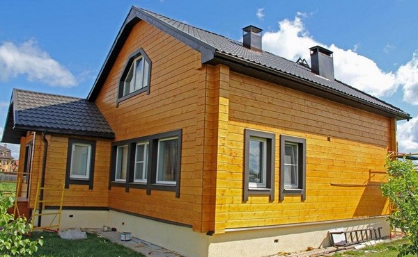 Дом, обшитый имитацией бруса