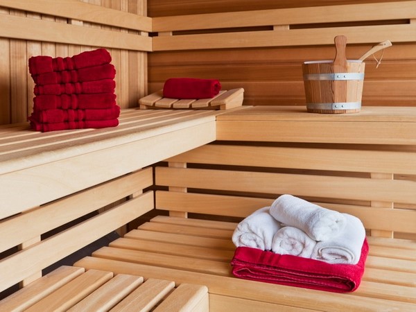 Деревянный полок в баню